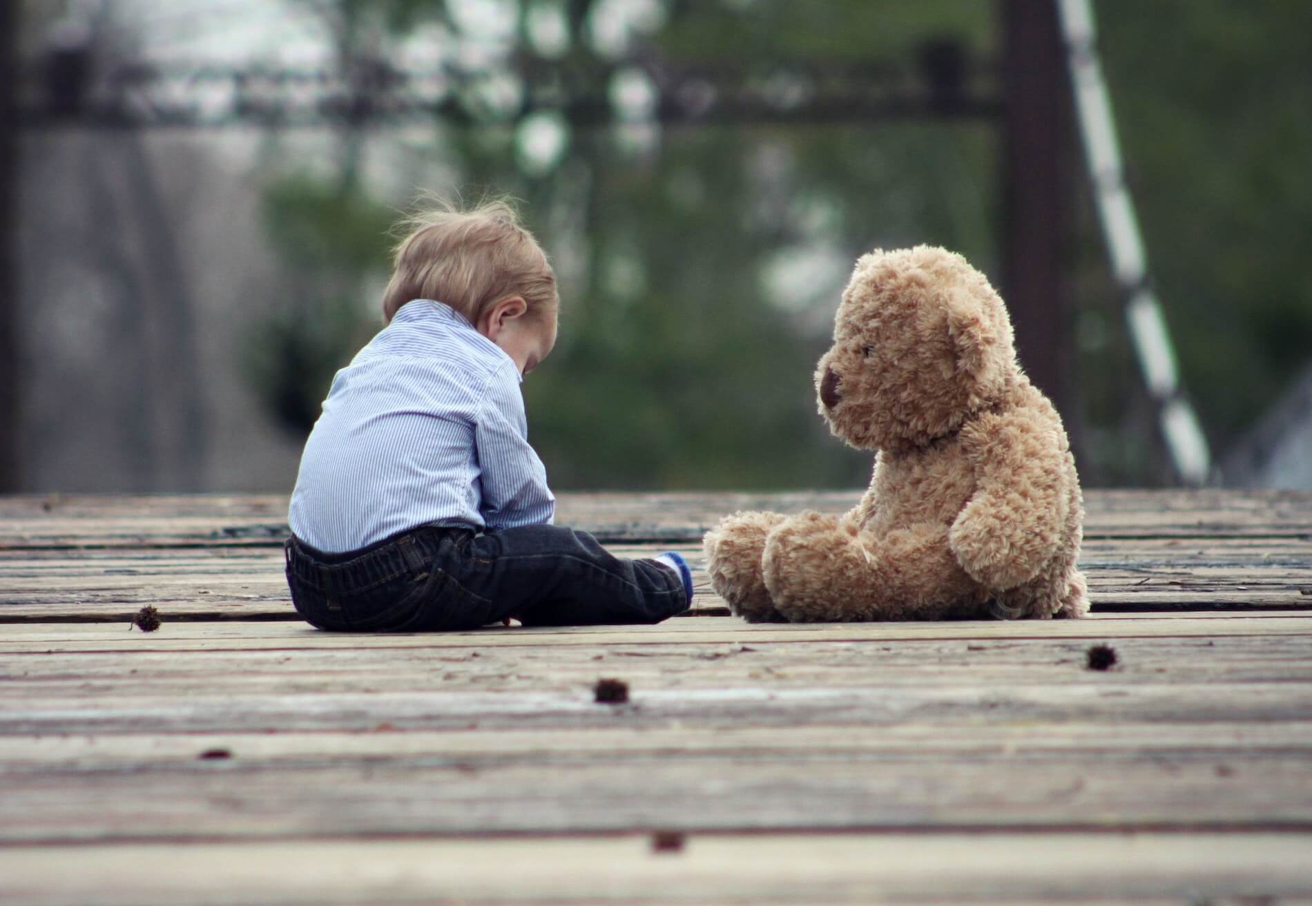 little boy all alone with teddy bear - Hypnosis Rethymno - 2025 -